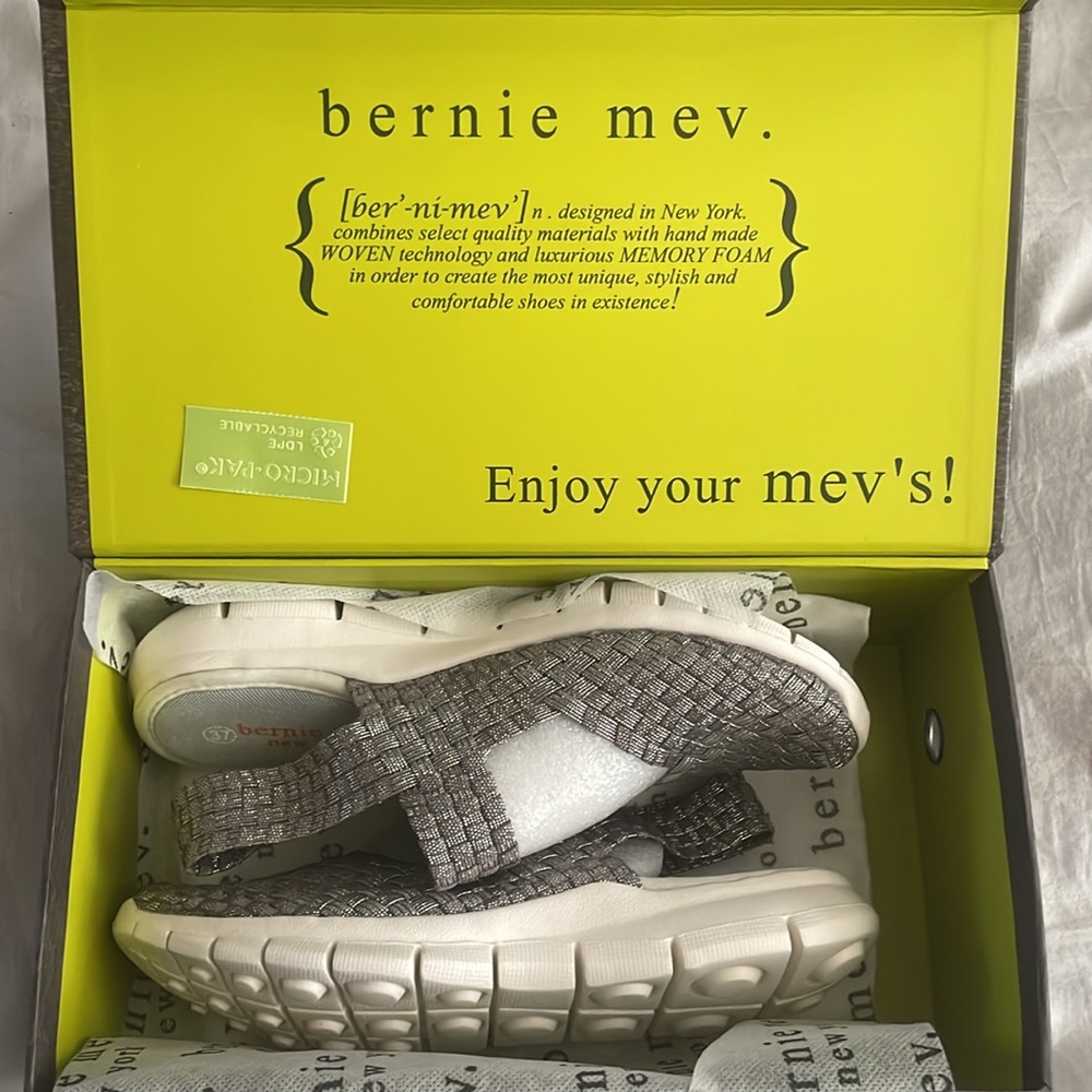 Women’s Bernie Mev New York the original memory foam shoe 6 1/2